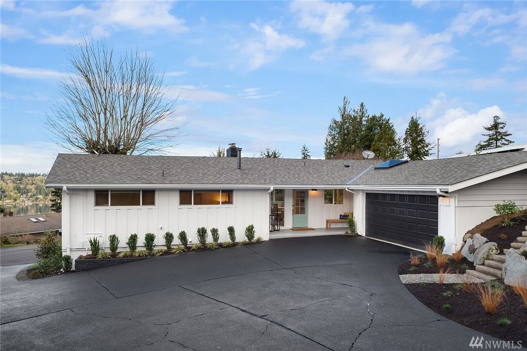 Property Photo:  4914 116th Place SE  WA 98006 