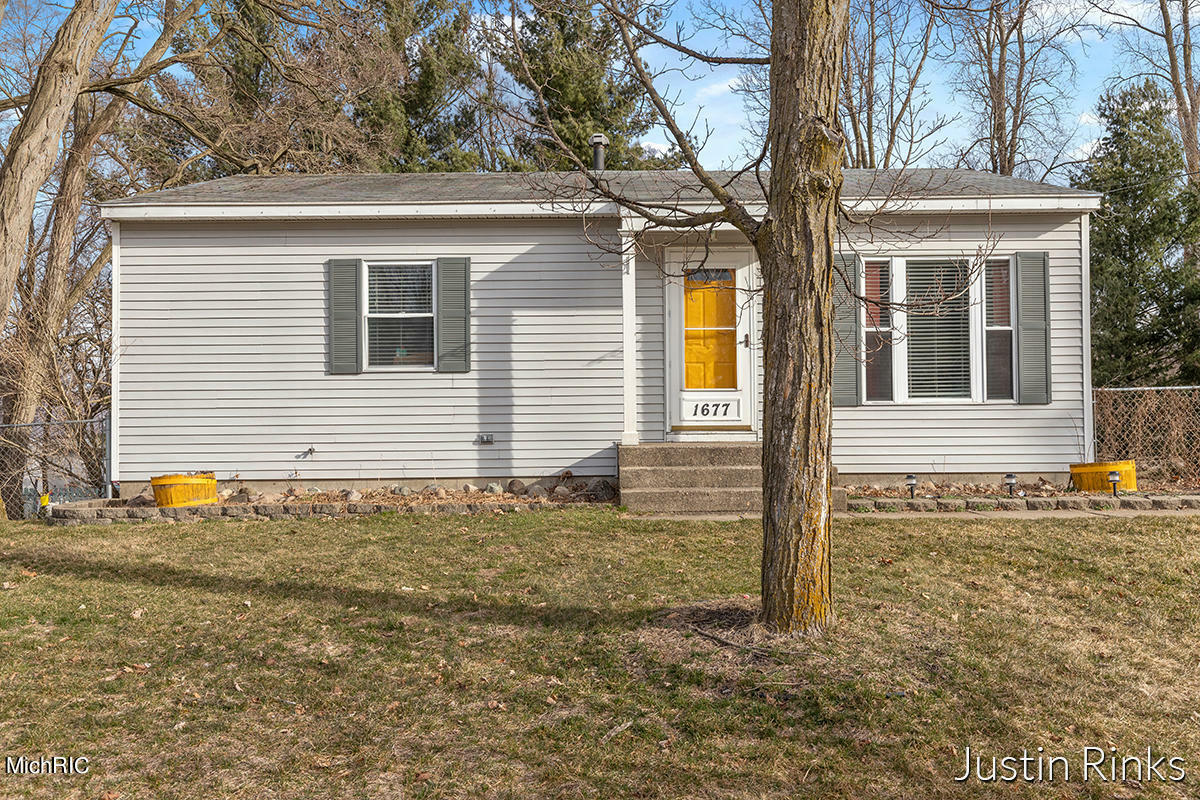 Property Photo:  1677 Stratford Avenue  MI 49323 