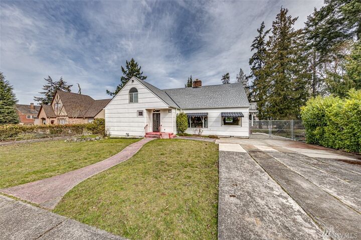 Property Photo: 1327 E 2nd St WA 98362