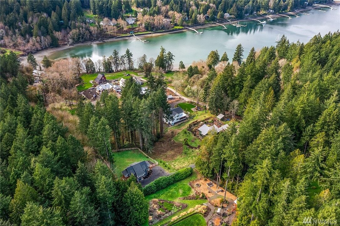 Property Photo:  6507 NE Williams Lane  WA 98110 