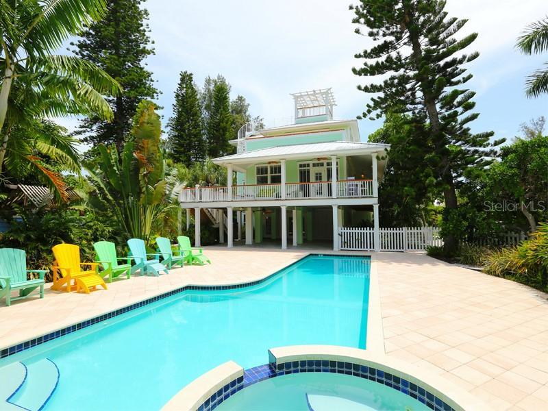 Property Photo: 525 Seagull Way FL 34216