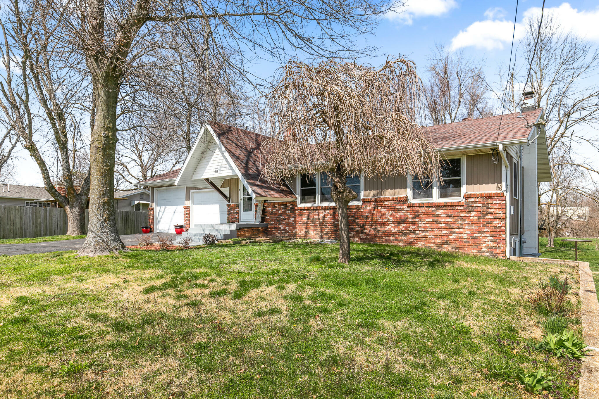 Property Photo:  211 East Kanel Avenue  MO 65746 