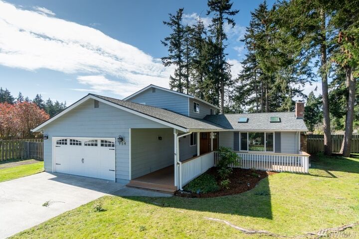 Property Photo:  954 Capital St  WA 98277 
