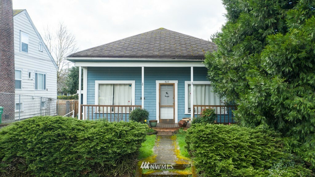 Property Photo:  825 NE 70th Street  WA 98115 