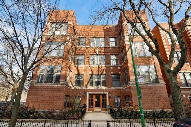Property Photo:  930 W Ainslie Street 4  IL 60640 