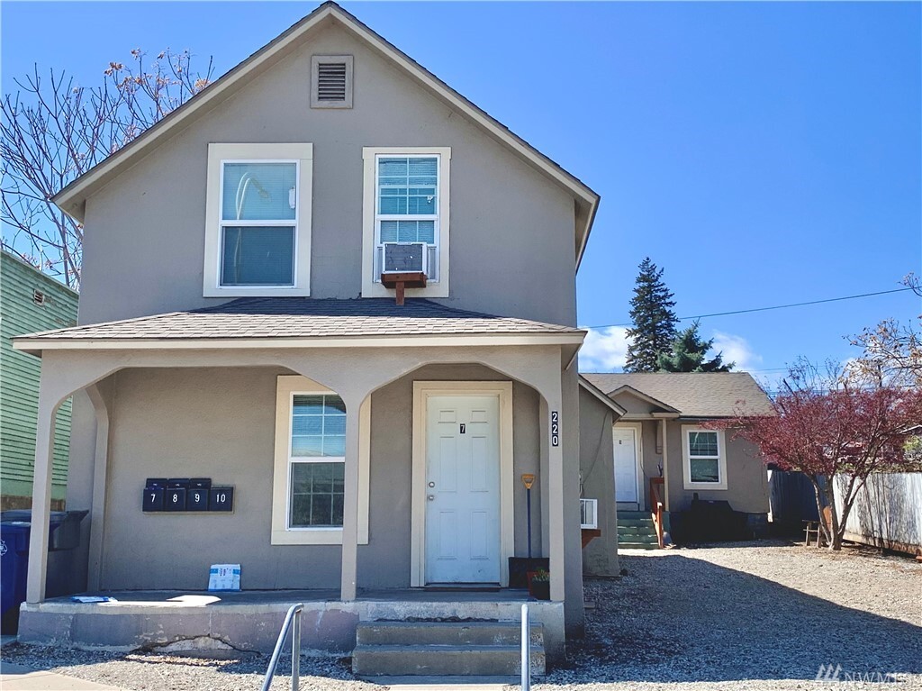 Property Photo:  220 Methow St 7-10  WA 98801 