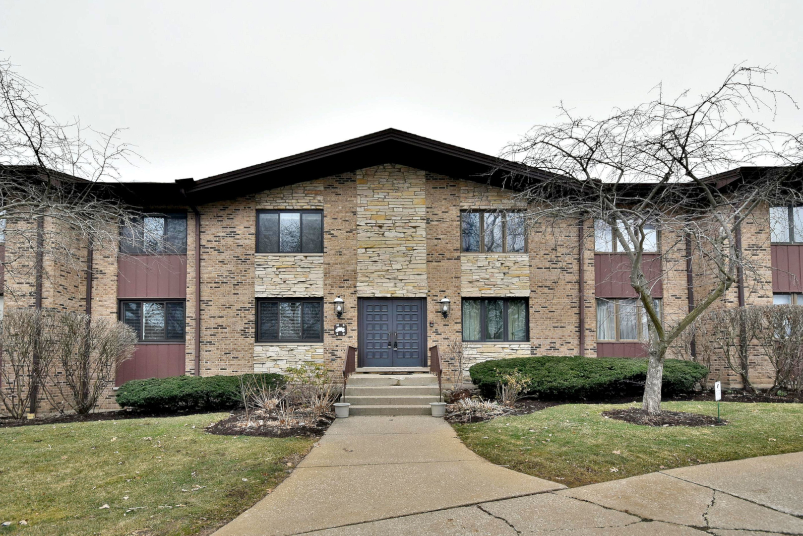 Property Photo:  1640 Royal Oak Road 4  IL 60561 