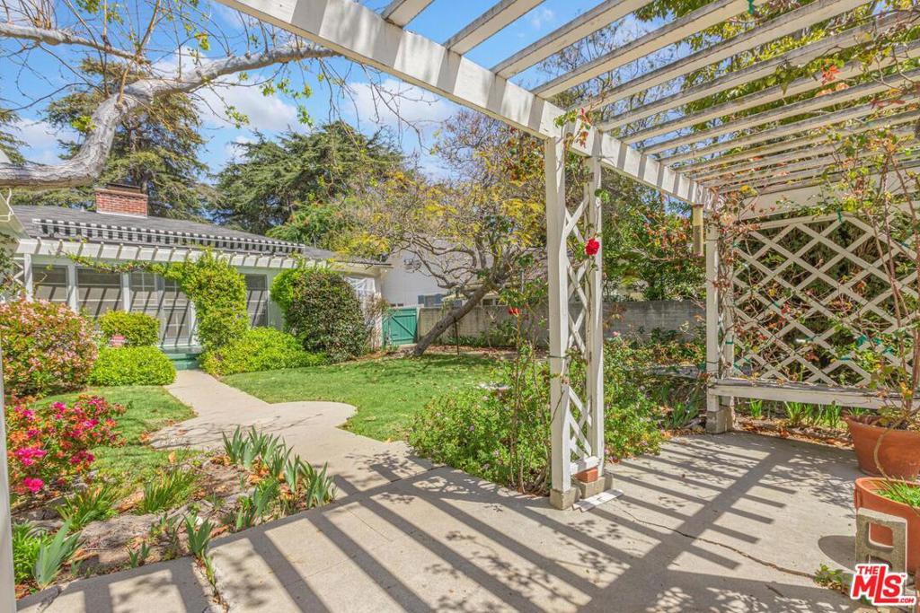 Property Photo:  310 20th Street  CA 90402 