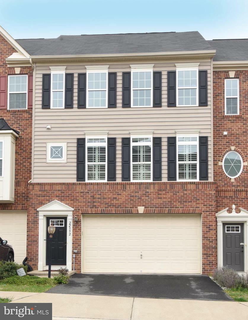 Property Photo:  22892 Chestnut Oak Terrace  VA 20166 