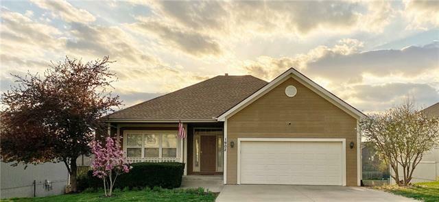 Property Photo: 1902 NW Hedgewood Drive MO 64029