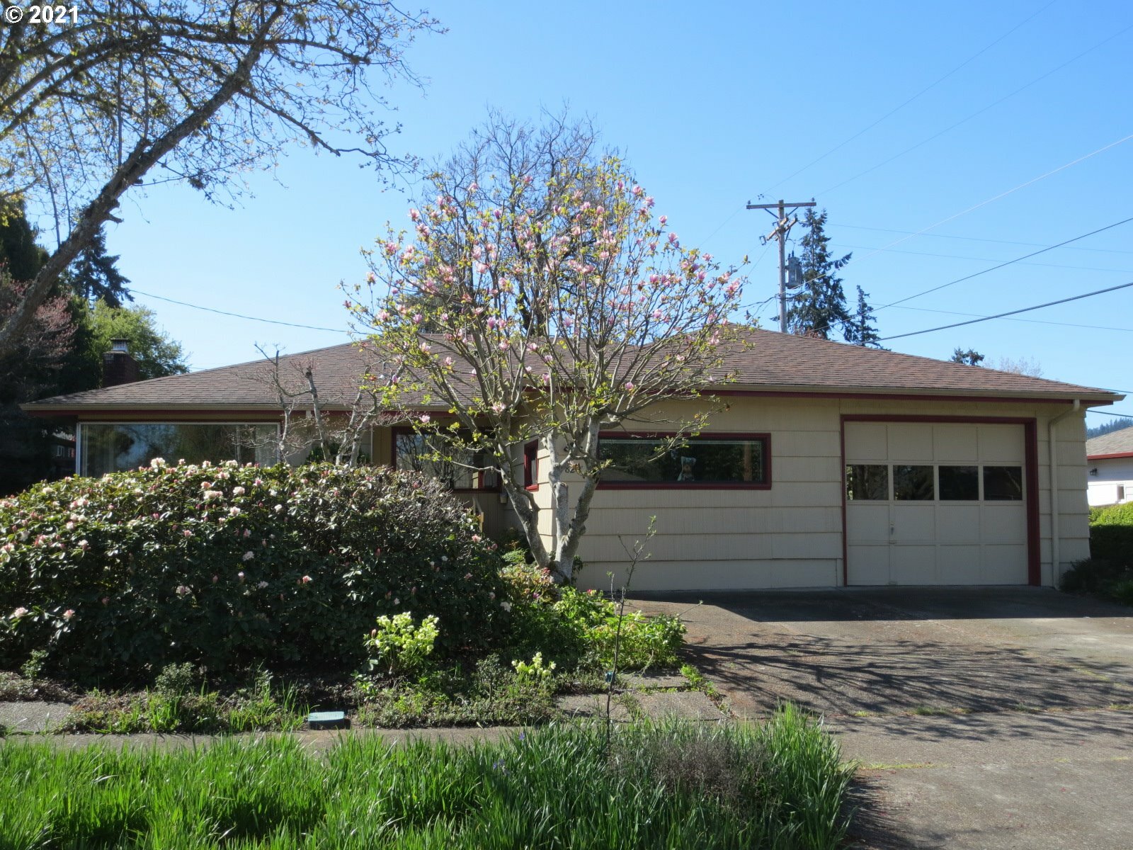 Property Photo:  822 W 18th Pl  OR 97402 