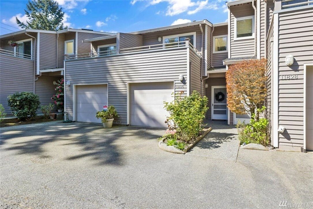 Property Photo:  11826 NE 80th St 8  WA 98033 