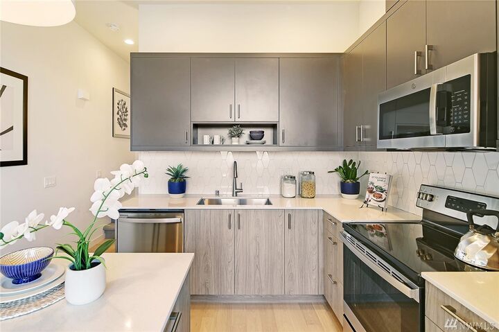 Property Photo:  3088 SW Avalon Wy H  WA 98126 