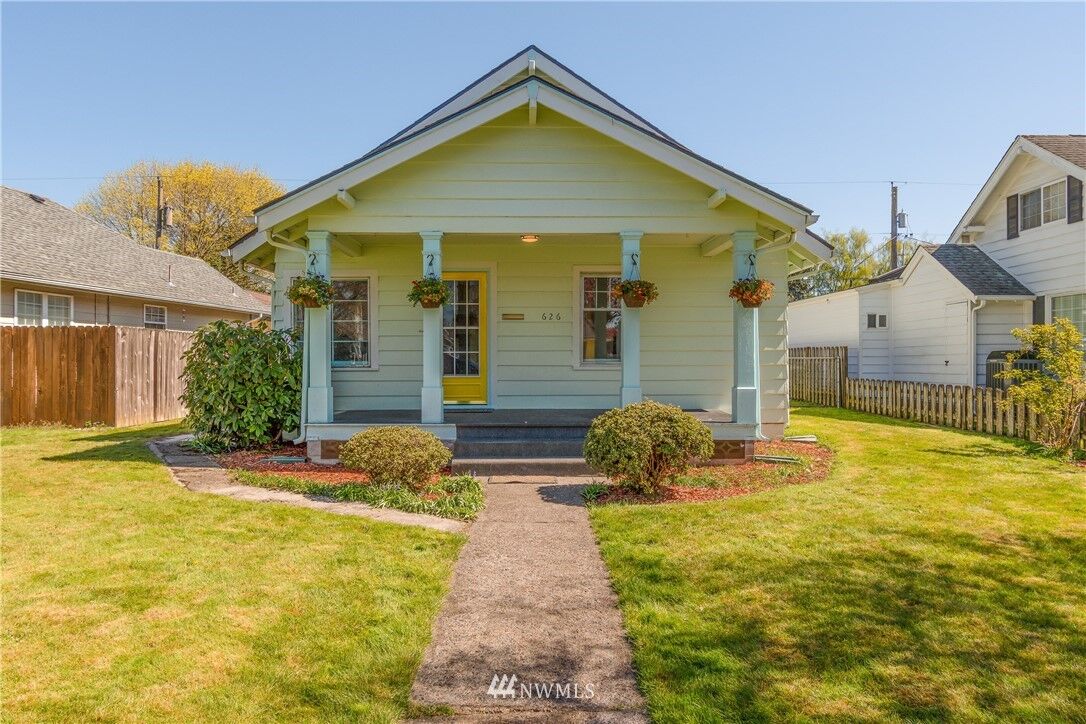 Property Photo:  626 15th Avenue  WA 98632 