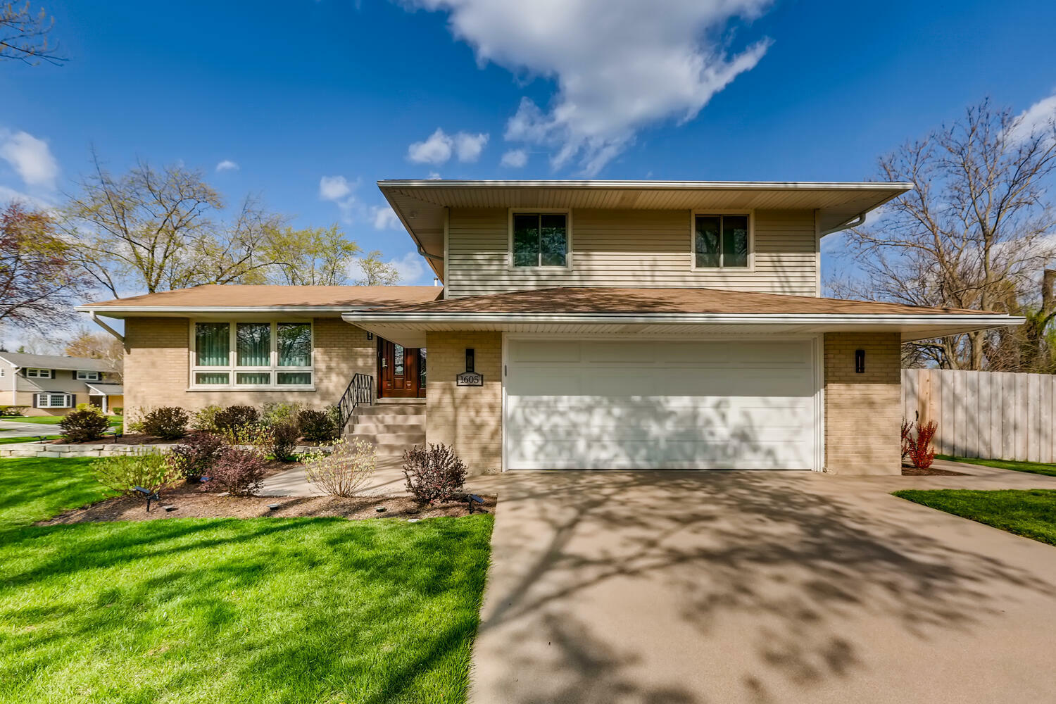 Property Photo:  1605 N Rosetree Lane  IL 60056 