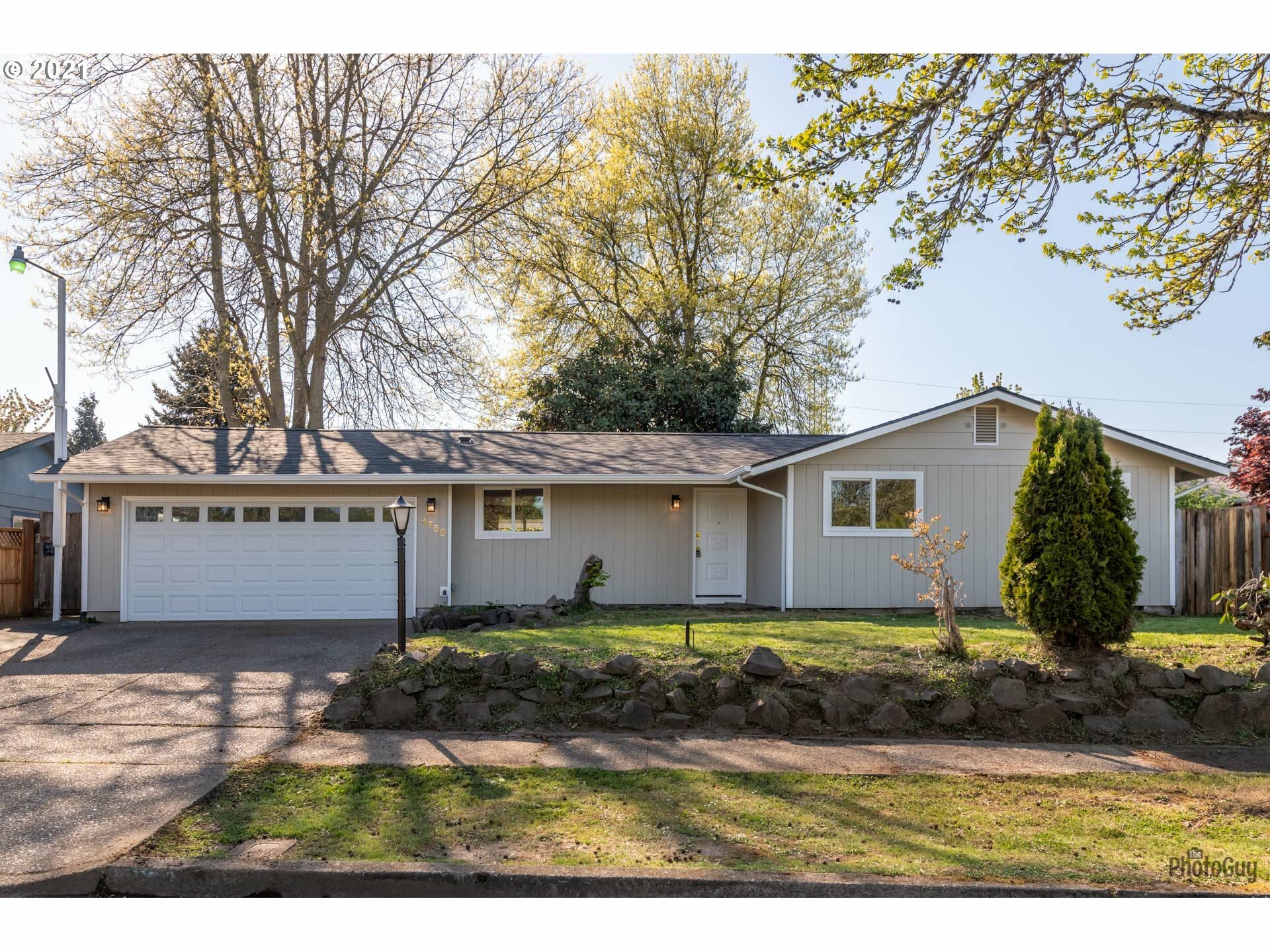 Property Photo: 1758 Rainbow Dr OR 97477