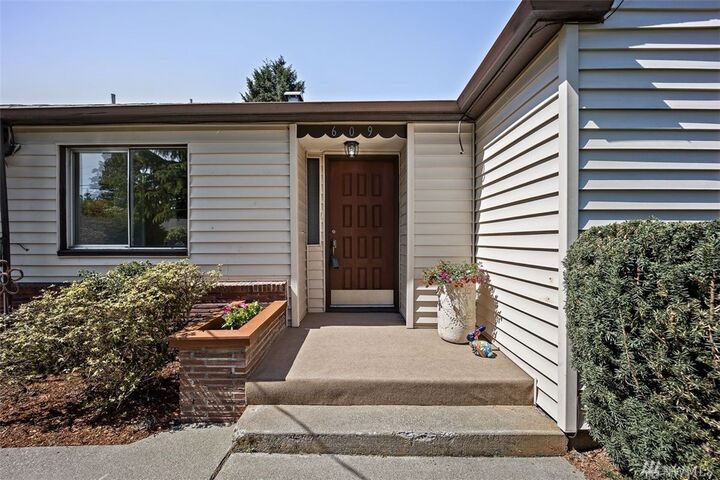 Property Photo: 609 Summit Ave N WA 98030