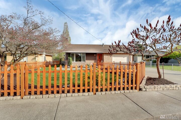 Property Photo:  506 Calistoga St W  WA 98360 