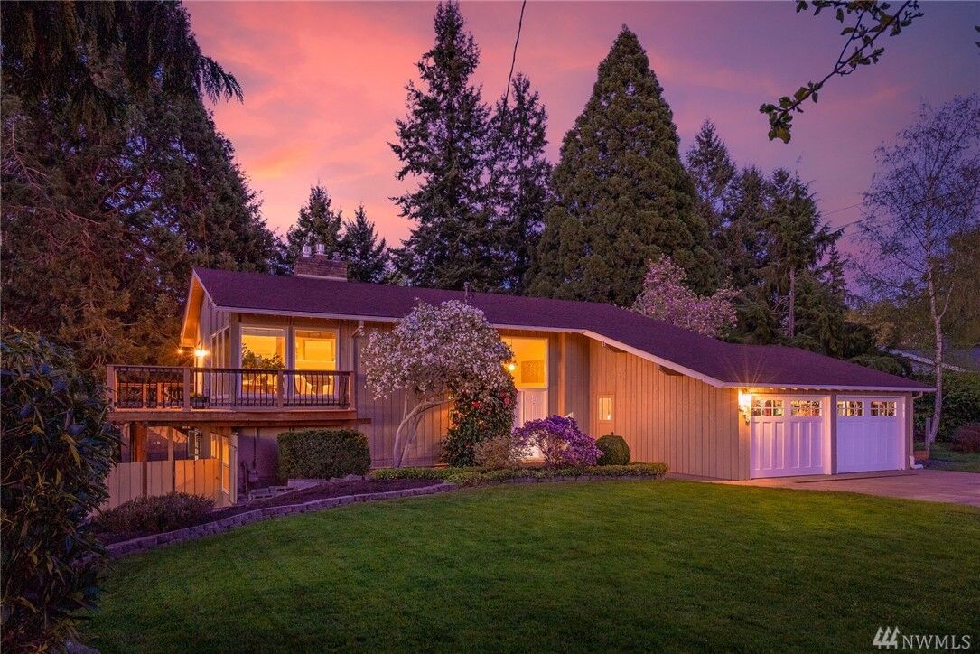 Property Photo:  829 Olympic Blvd  WA 98203 