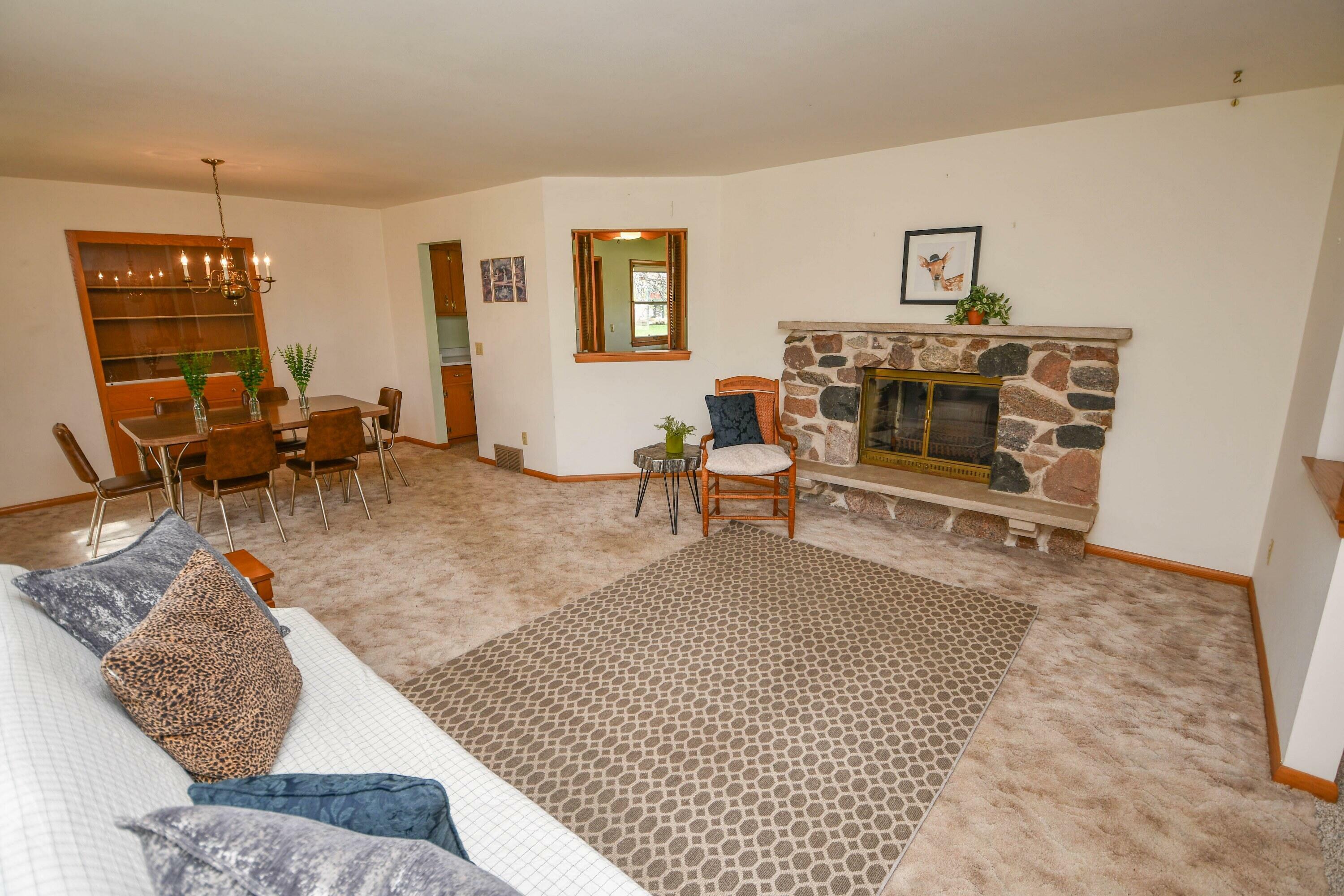 Property Photo:  2 Riverdale Cir  WI 53094 