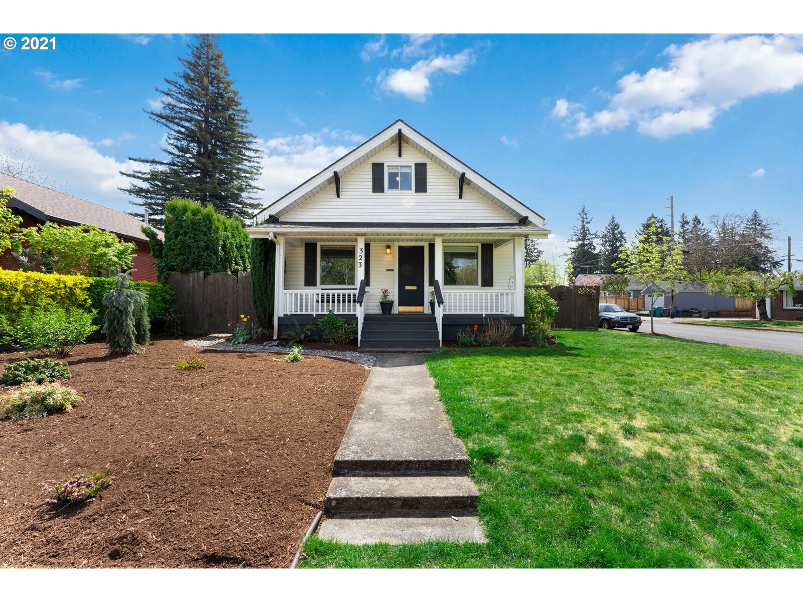 Property Photo: 323 NW 40th St WA 98660