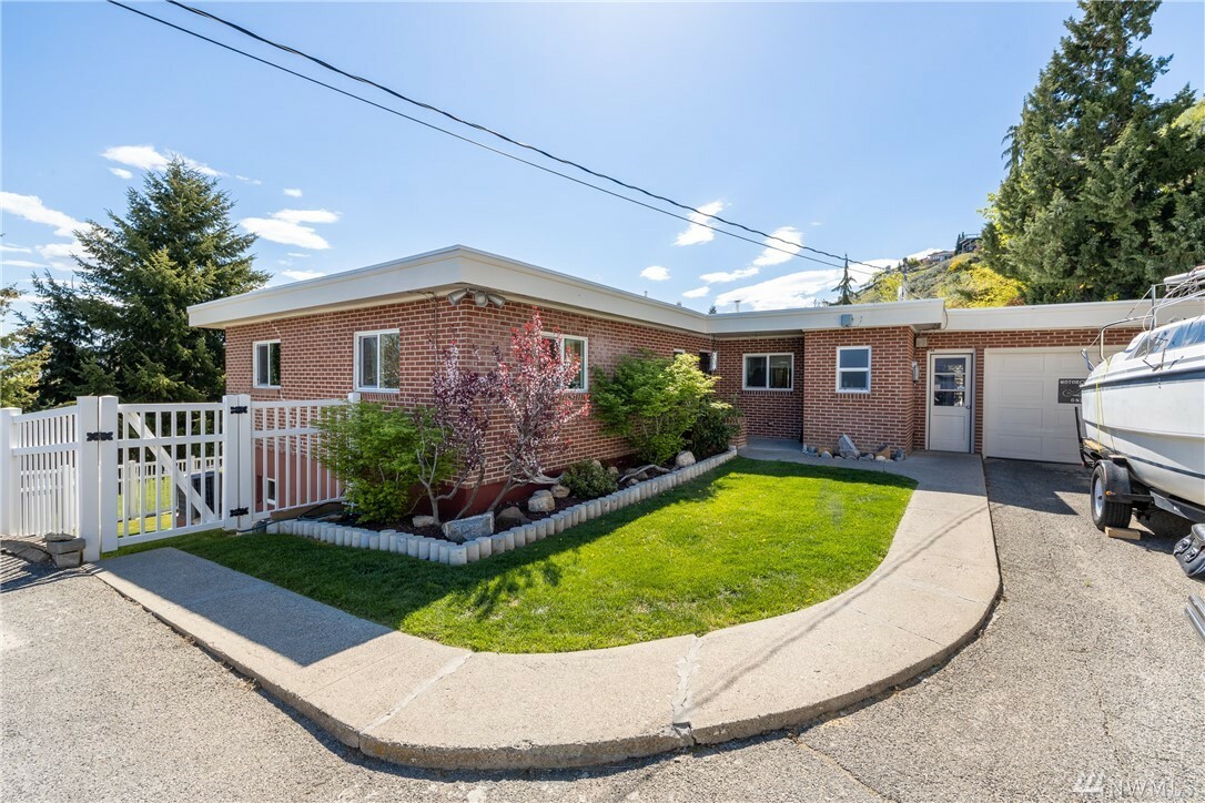 Property Photo:  1627 Cherry St  WA 98801 