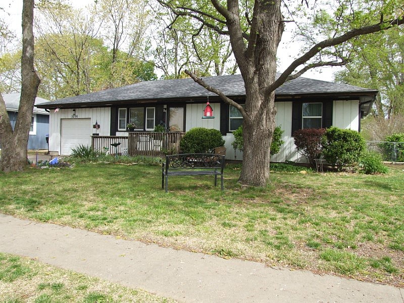 Property Photo:  5206 SW 32nd Ter  KS 66614 