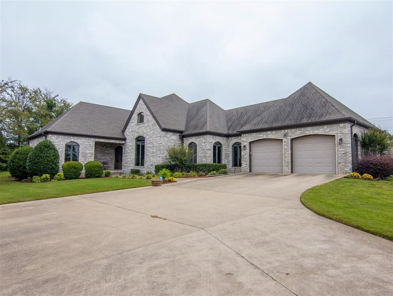 Property Photo: 916 Somerset Ln AR 72401