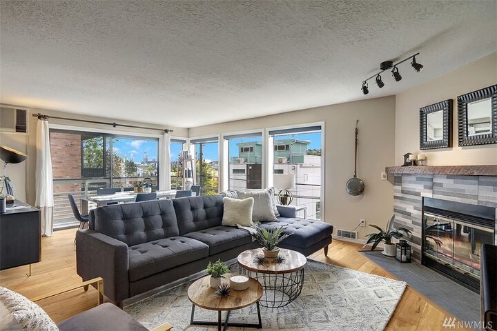 Property Photo:  2327 Yale Ave E  WA 98102 