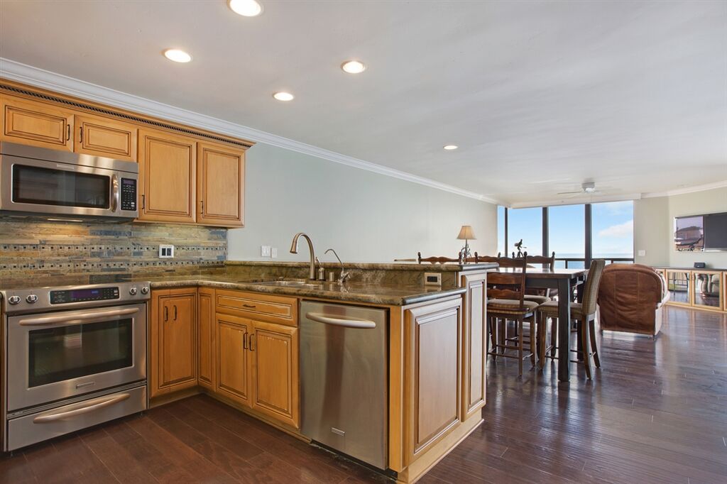 Property Photo:  424 Stratford Ct B22  CA 92014 