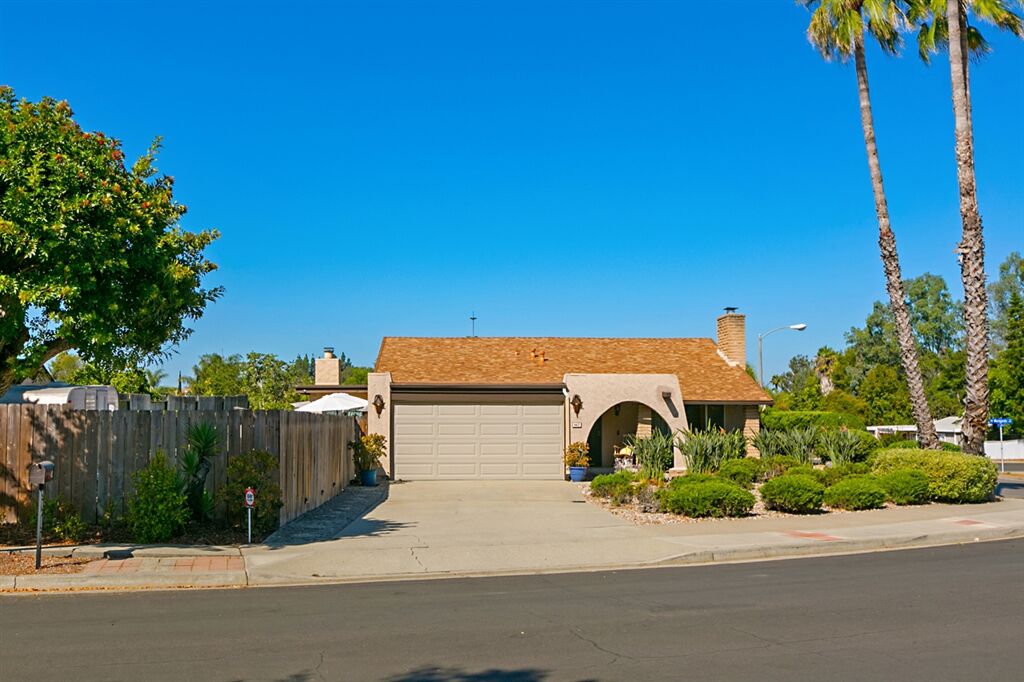 Property Photo:  862 Avenida Taxco  CA 92084 