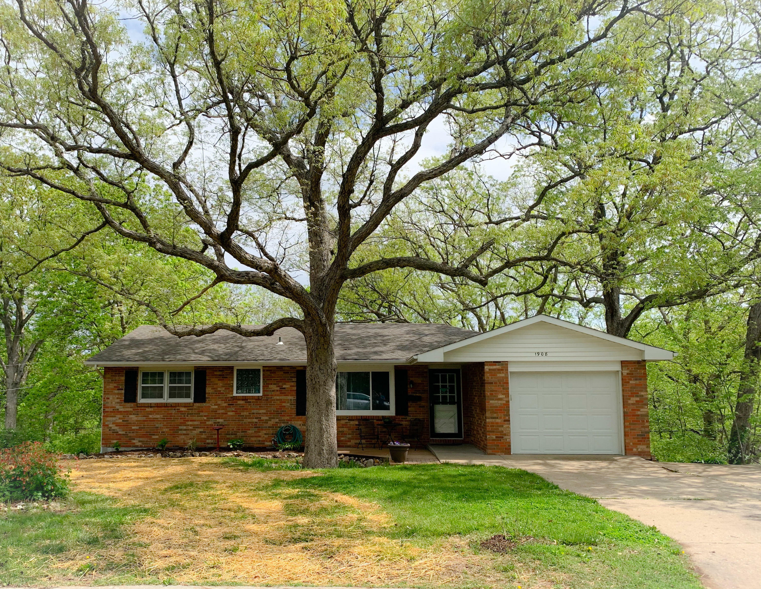 Property Photo:  1908 Doris Dr  MO 65202 