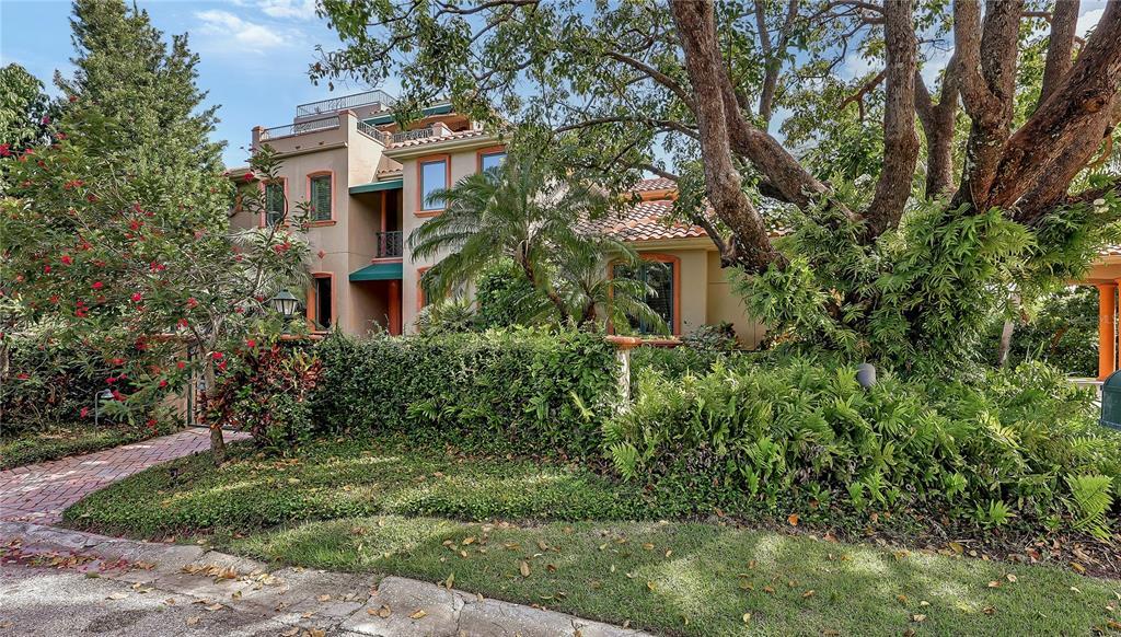 Property Photo: 1561 Blue Heron Drive FL 34239