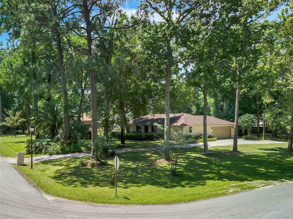 Property Photo:  1810 Crown Point Woods Circle  FL 34761 