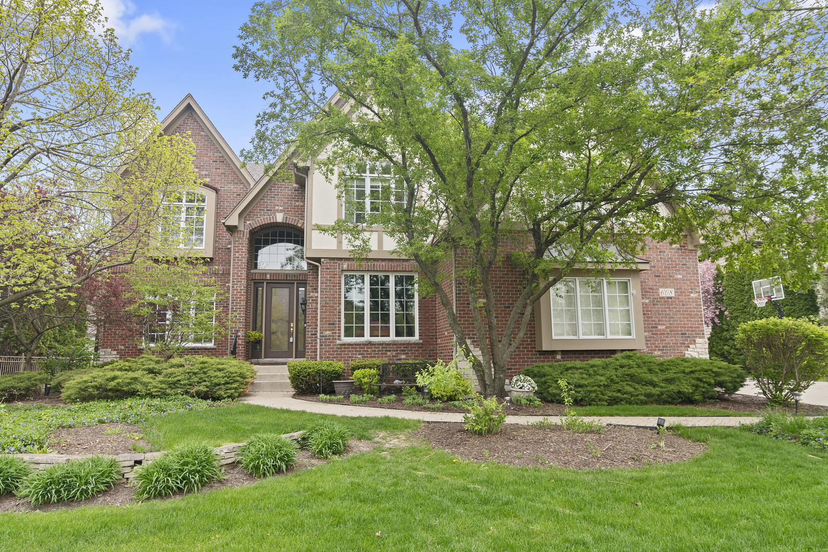 Property Photo: 608 Nanak Court IL 60565