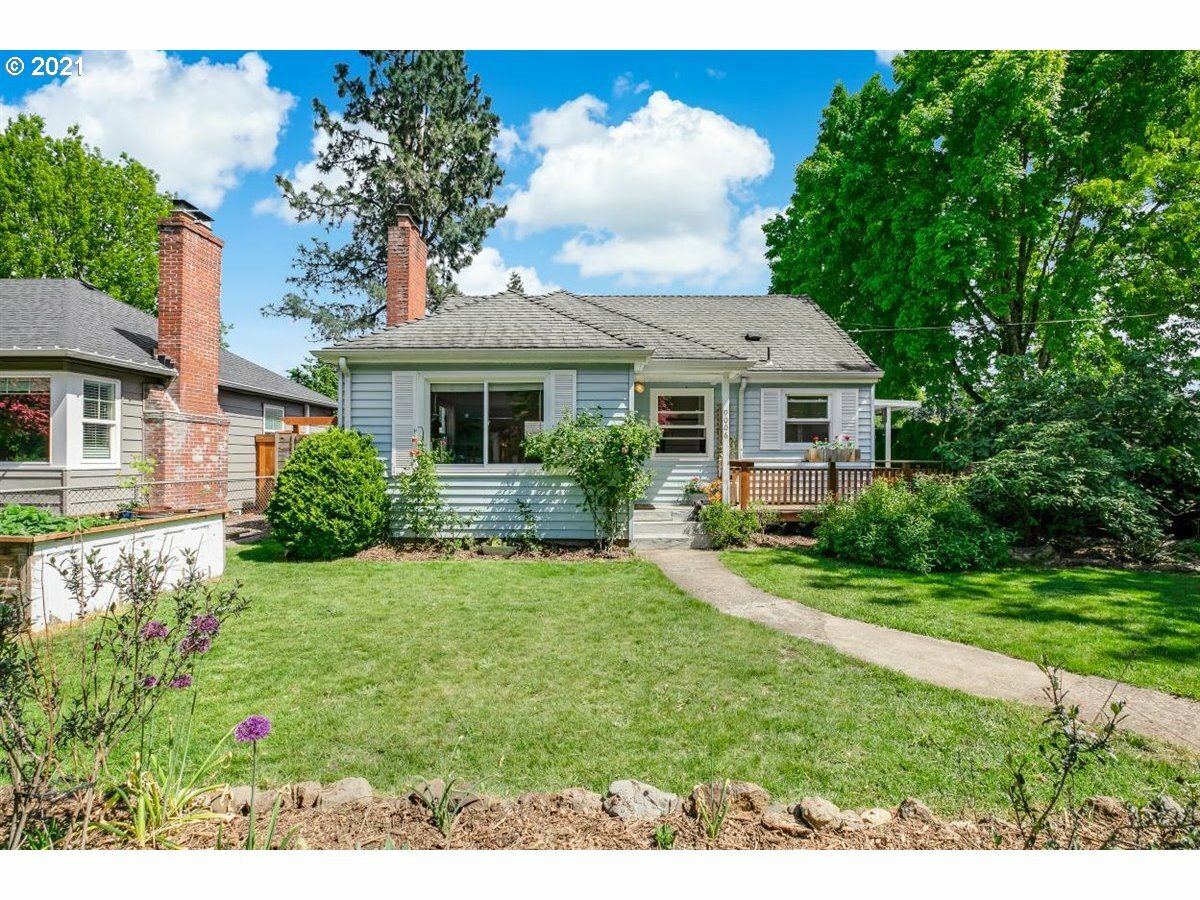 Property Photo: 9006 N Ida Ave OR 97203