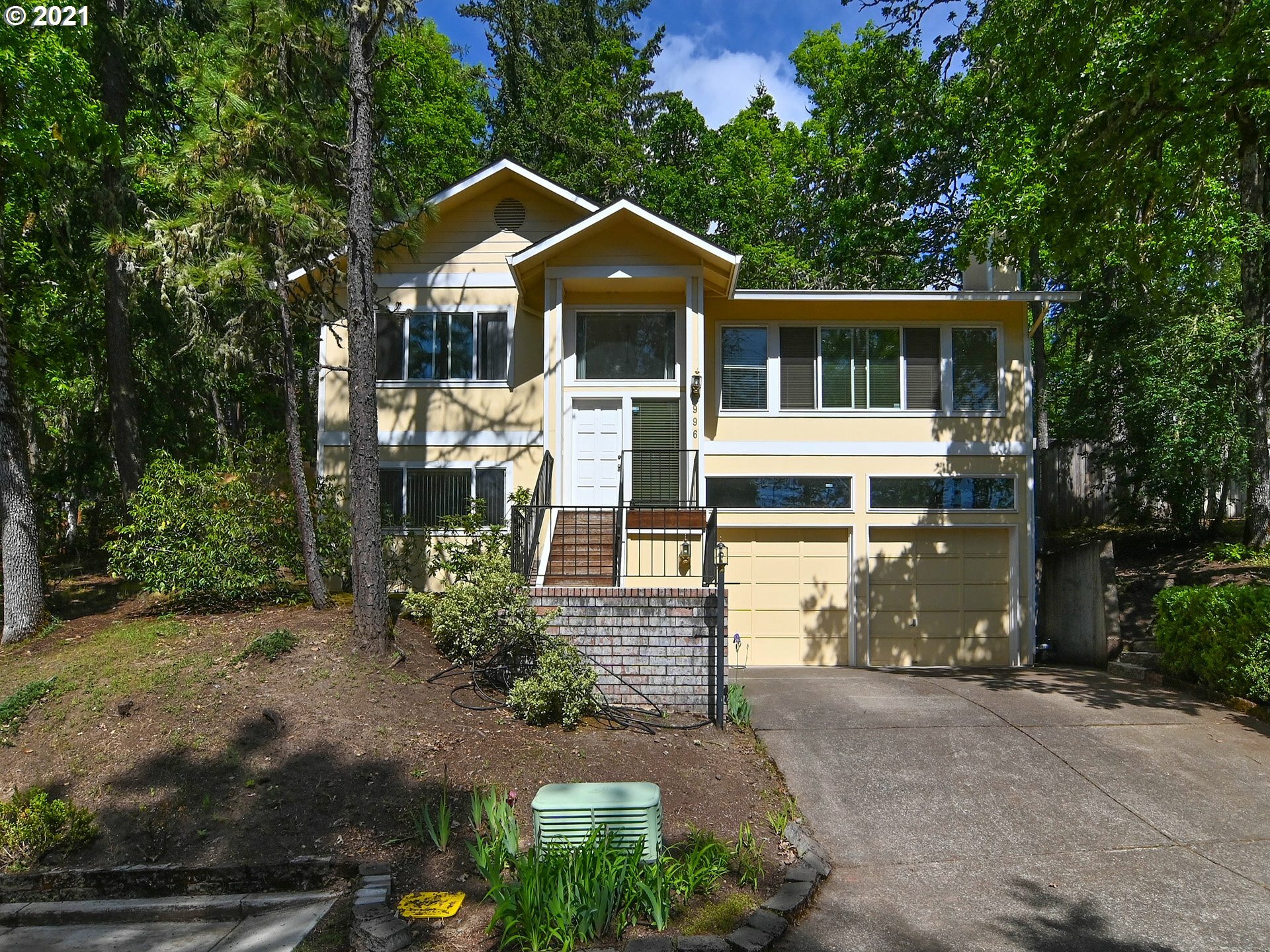 Property Photo:  996 Brookside Dr  OR 97405 