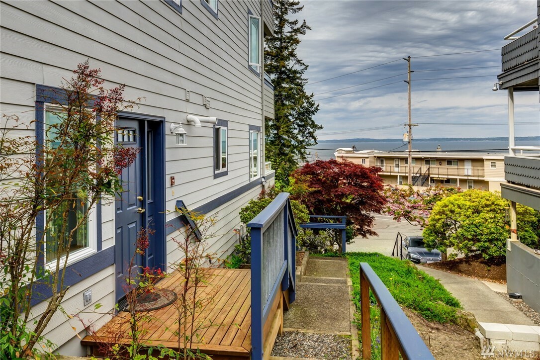 Property Photo:  407 13th St 100  WA 98225 