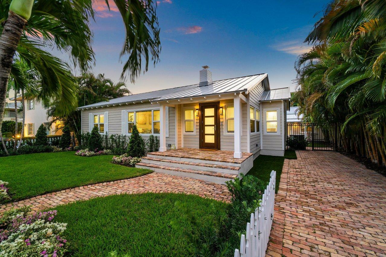 Property Photo: 120 NE 7th Avenue FL 33483