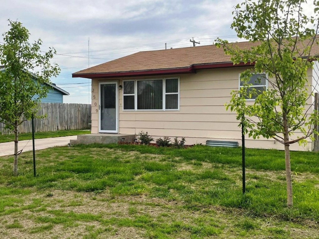 2509 North Lee Avenue  Garden City KS 67846 photo