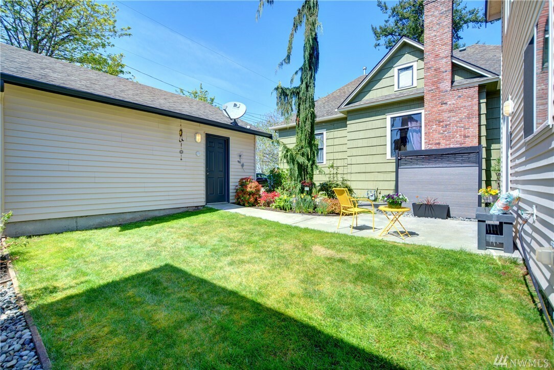 Property Photo:  120 N Dunham Ave  WA 98223 