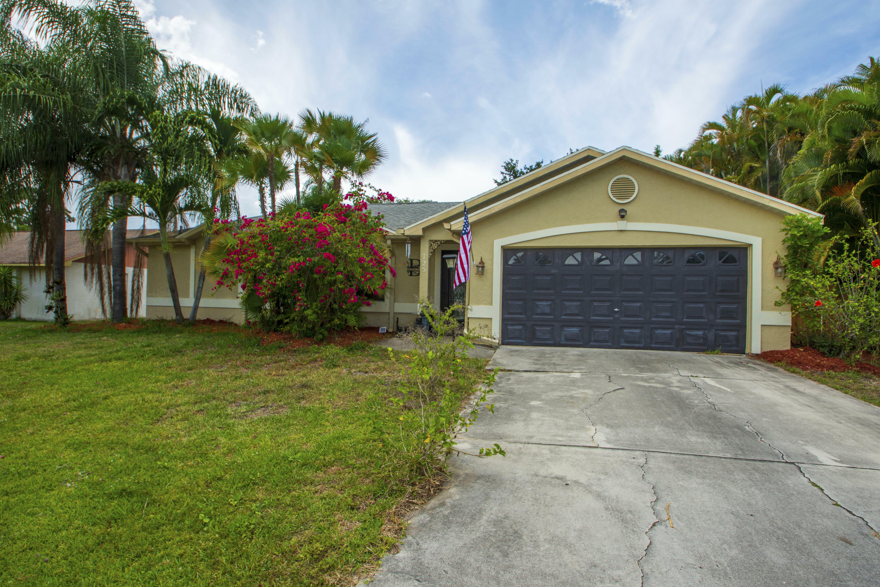 Property Photo:  725 SE Carnival Avenue  FL 34983 