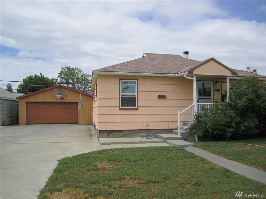 Property Photo:  123 F St NE  WA 98823 
