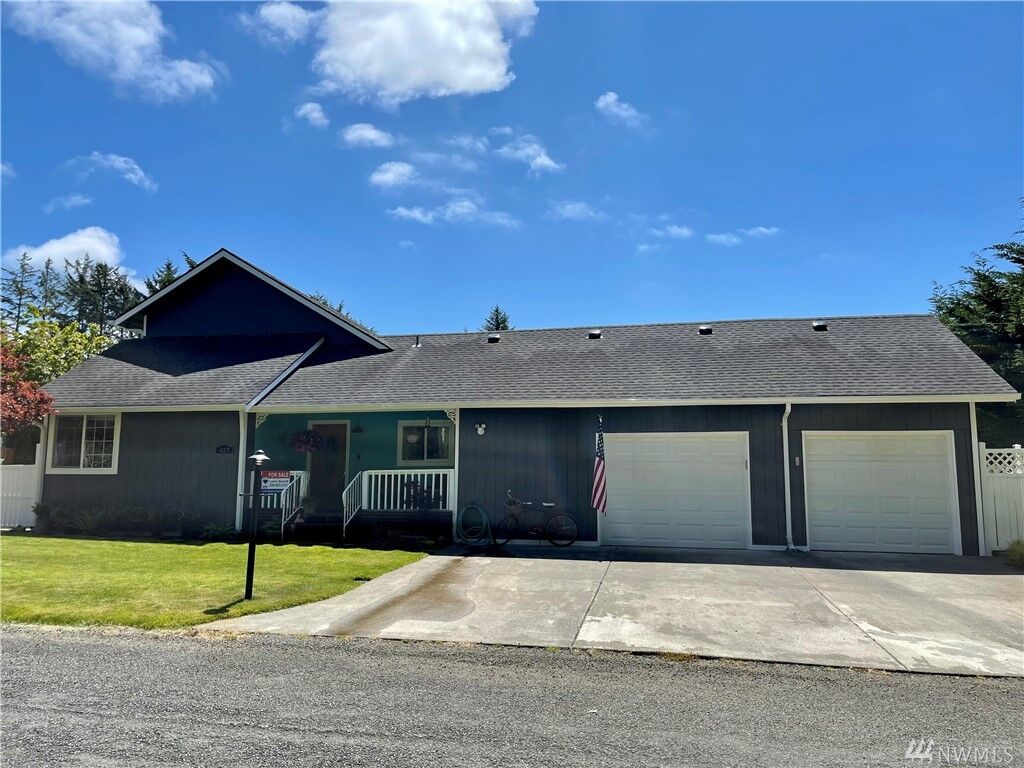 Property Photo: 417 W Elizabeth St WA 98595