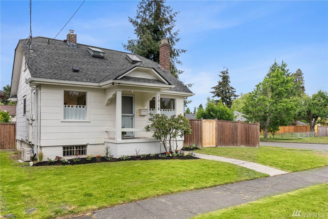 Property Photo:  1018 N Pine St  WA 98406 