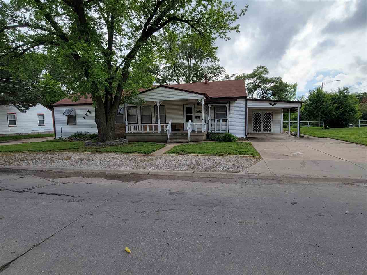 Property Photo:  2401 S Roosevelt St  KS 67210 