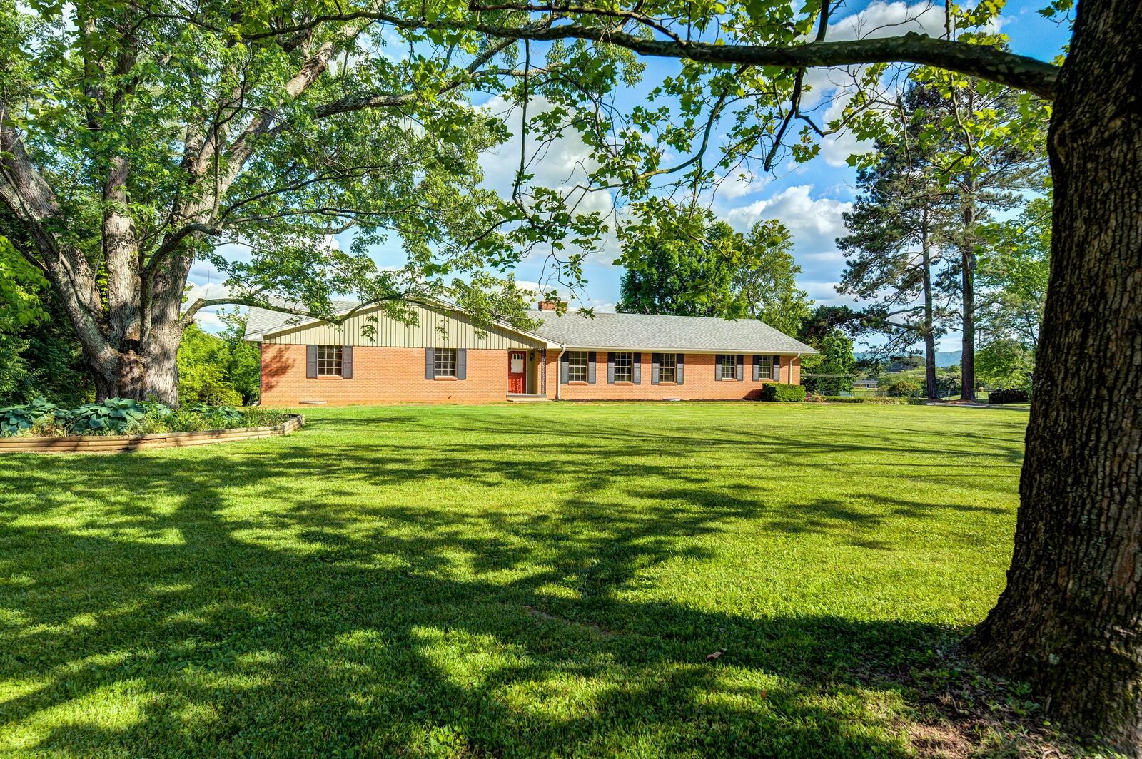 Property Photo: 1826 E Westwood Drive TN 37803
