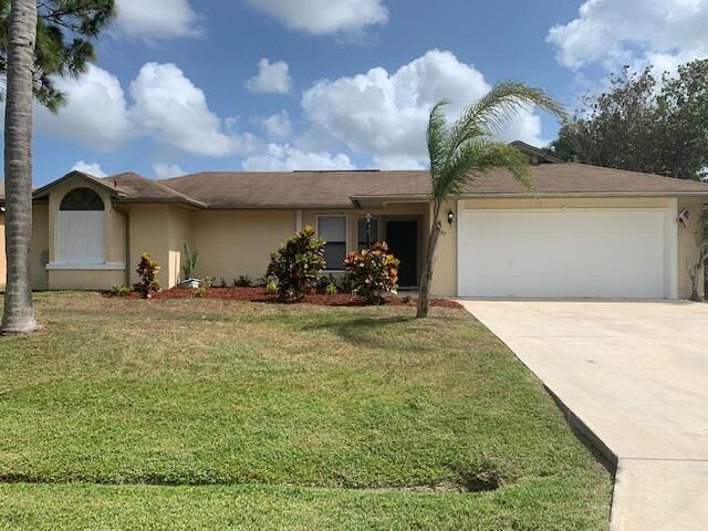 Property Photo:  732 SE Lansdowne Avenue  FL 34983 