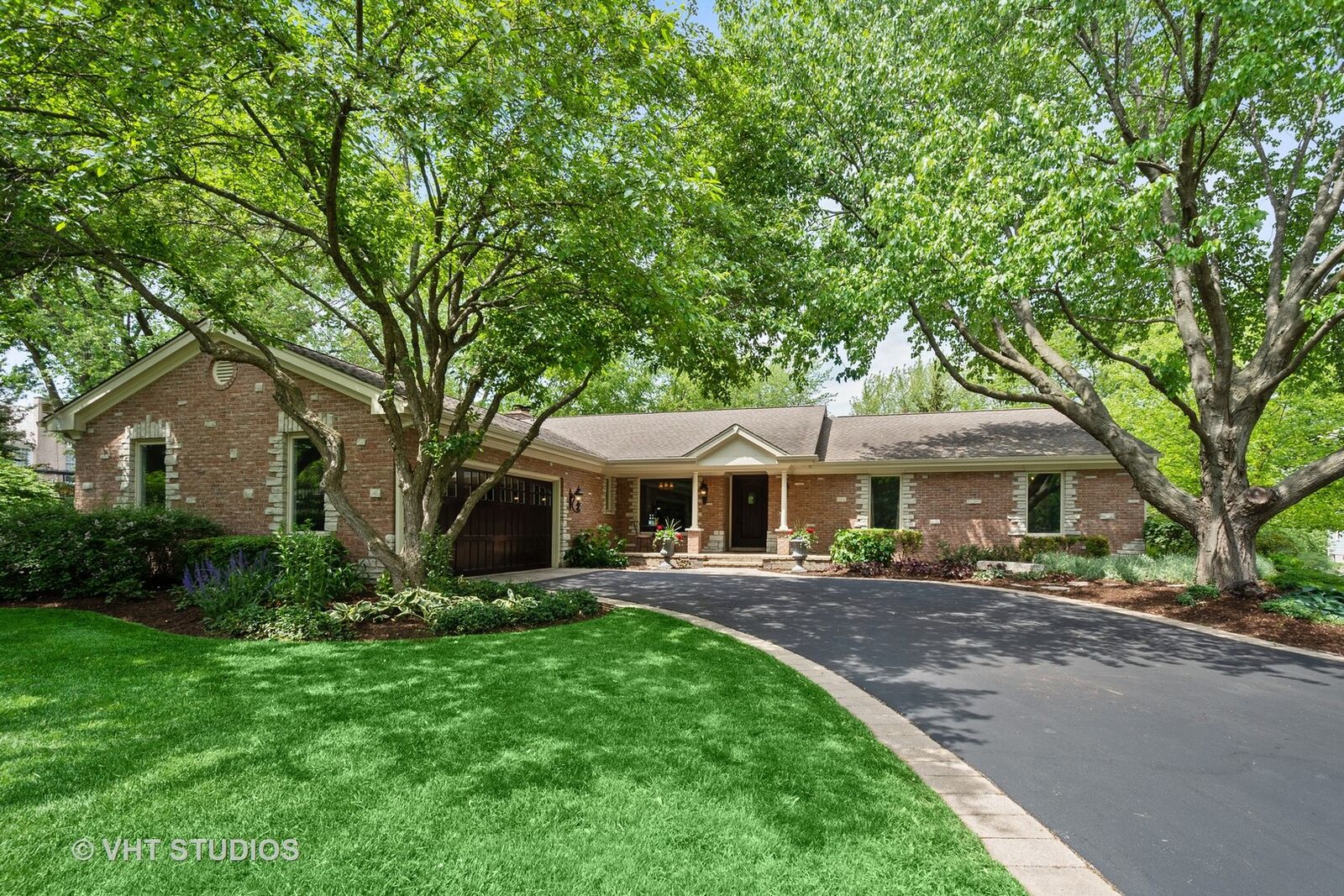 Property Photo:  570 Hillside Court  IL 60010 