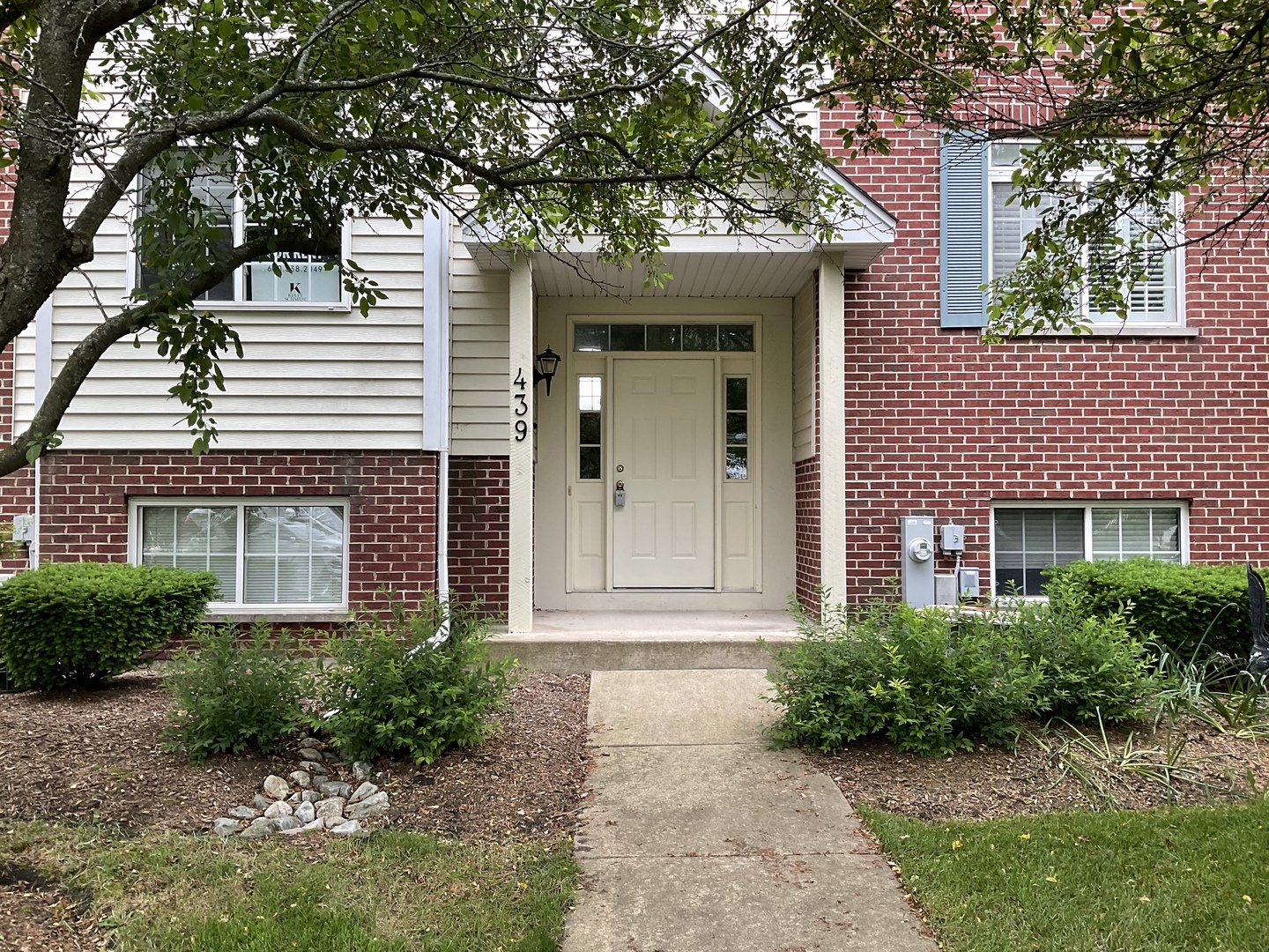 Property Photo:  439 E Willow Street 439  IL 60119 